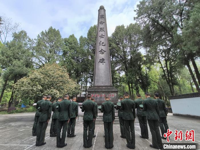 武警官兵向革命烈士紀(jì)念碑默哀?！”R圣鵬 攝