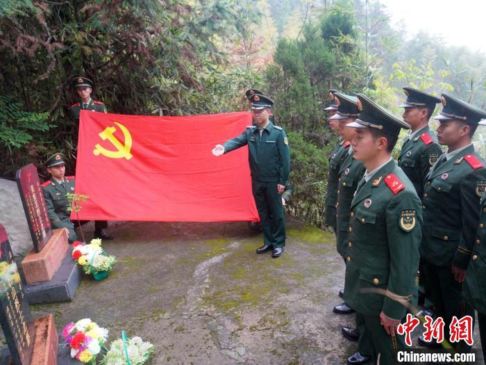 烈士墓前，武警官兵開展紅色教育?！∈Y蘇昇 攝