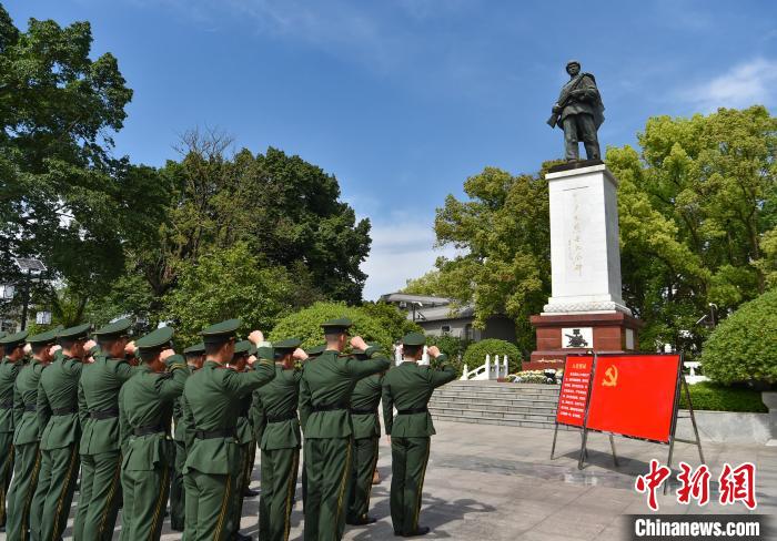 圖為官兵在邱少云烈士紀(jì)念碑前莊嚴(yán)宣誓?！〔苎?攝