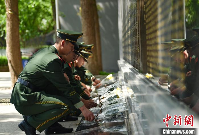 圖為官兵向烈士敬獻(xiàn)鮮花。　郭傳伍 攝