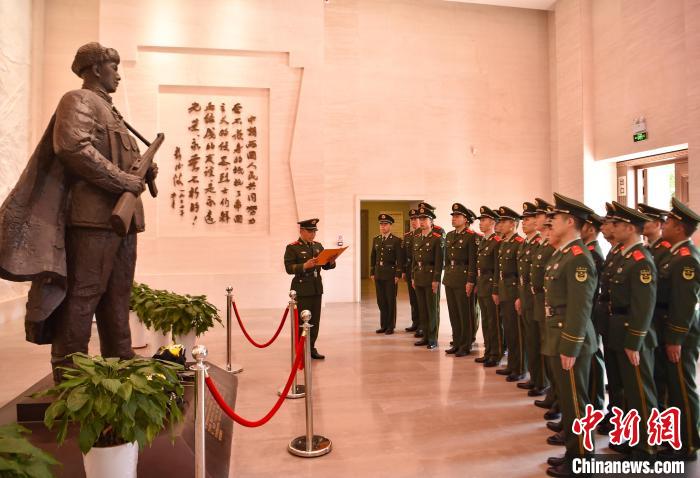 圖為官兵重溫邱少云烈士的英雄事跡。　曹洋 攝