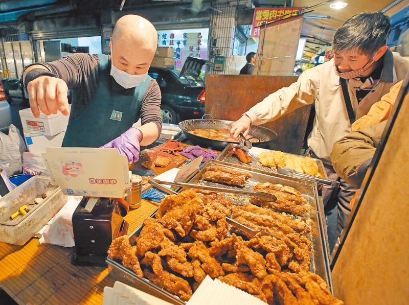 國(guó)內(nèi)毛豬價(jià)格在清明連假休市前飆天價(jià)，未來(lái)若繼續(xù)高漲，消費(fèi)者恐怕吃不消。圖為市場(chǎng)豬肉熟食攤。（本報(bào)資料照片）