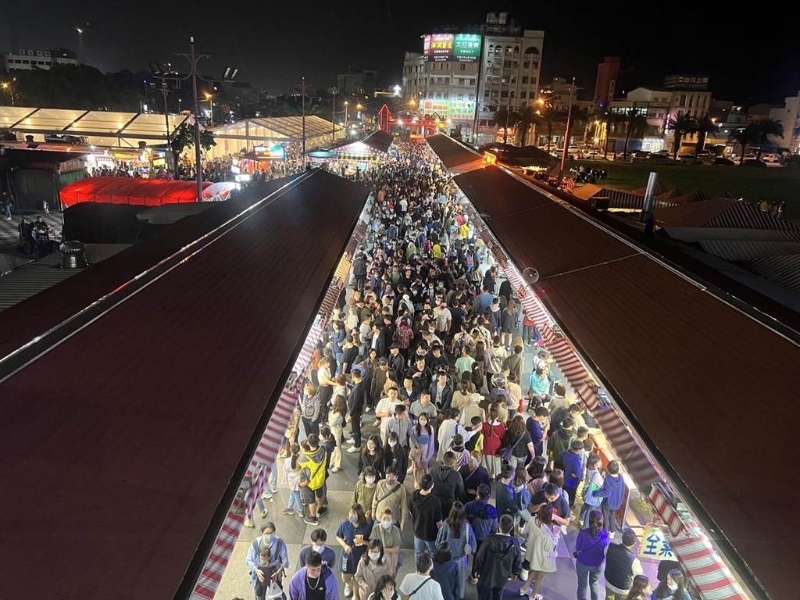 清明兒童連假，大批人潮逛東大門夜市。（花蓮縣府提供／王志偉花蓮傳真）