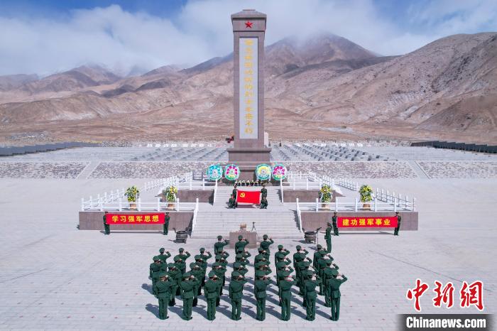 圖為武警第二機(jī)動(dòng)總隊(duì)某支隊(duì)官兵在康西瓦烈士陵園重溫入黨誓詞?！?袁鈺 攝