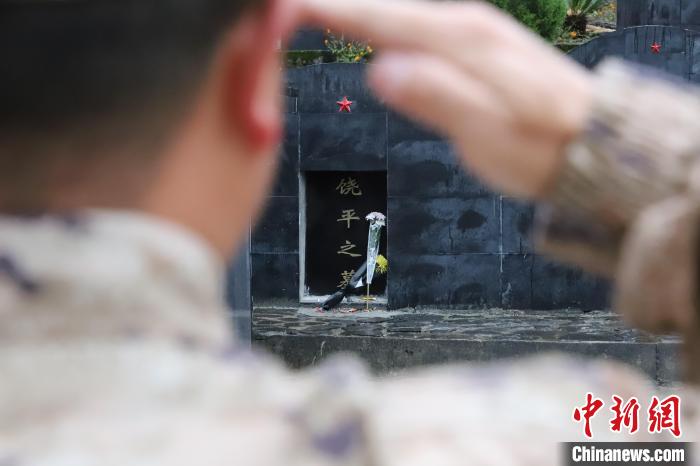 圖為西藏軍區(qū)“墨脫戍邊模范營”官兵追憶英烈故事?！∶袢?攝