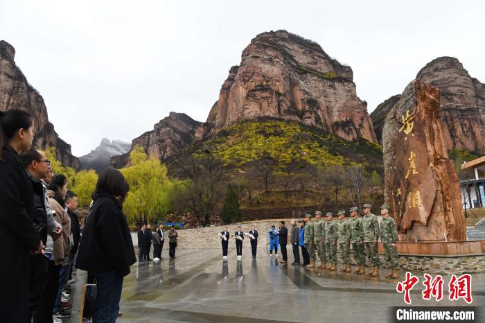 官兵代表、老兵工二代、紀念地代表向在黃崖洞保衛(wèi)戰(zhàn)中犧牲的革命先烈致以深切哀思和崇高敬意?！↑S崖洞革命紀念地供圖