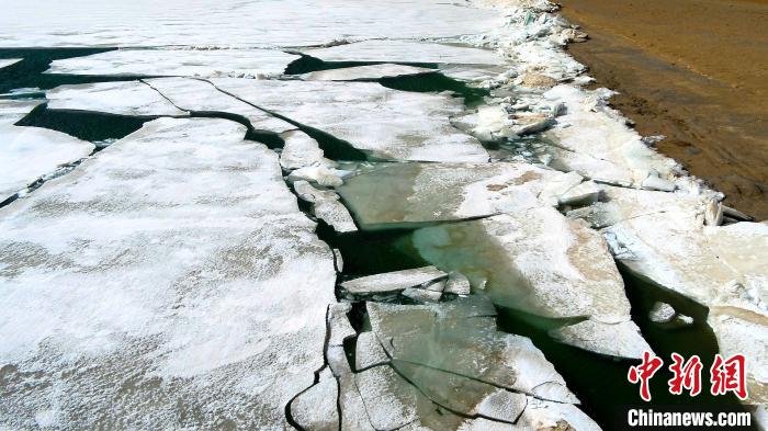 圖為青海湖湖冰被推向岸邊?！埵纻?攝