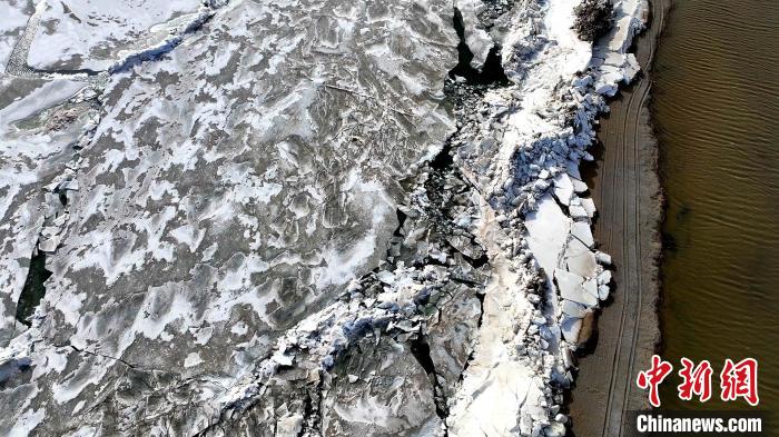 圖為青海湖湖冰被推向岸邊?！埵纻?攝