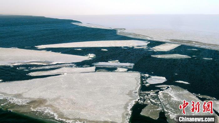 圖為青海湖冰封湖面解凍?！埵纻?攝