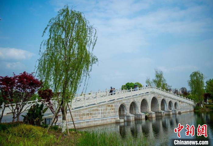 東安湖體育公園東安堤上的石拱橋?！⒅铱?攝