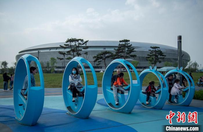 東安湖體育公園內(nèi)的體育設(shè)施和玩耍的孩子們。　劉忠俊 攝