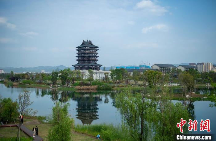 矗立在東安湖公園邊的東安閣?！⒅铱?攝