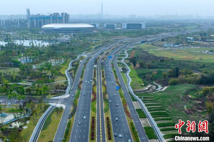 成都東西向城市軸線蜀都大道東一段是東安湖體育場館的重要交通廊道?！⒅铱?攝