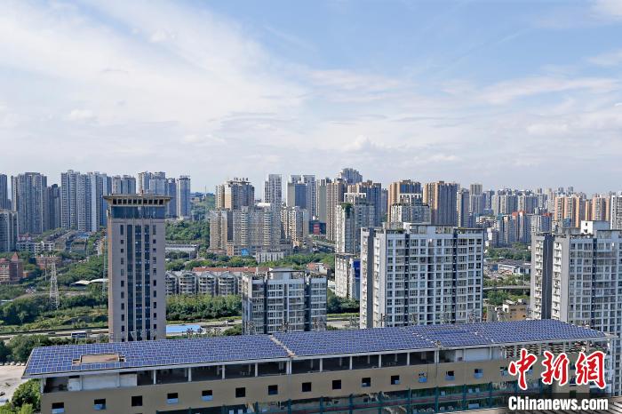 圖為輝騰能源在重慶市九龍坡區(qū)留學(xué)生創(chuàng)業(yè)園屋頂建設(shè)的光伏發(fā)電示范項(xiàng)目?！∈茉L企業(yè)供圖