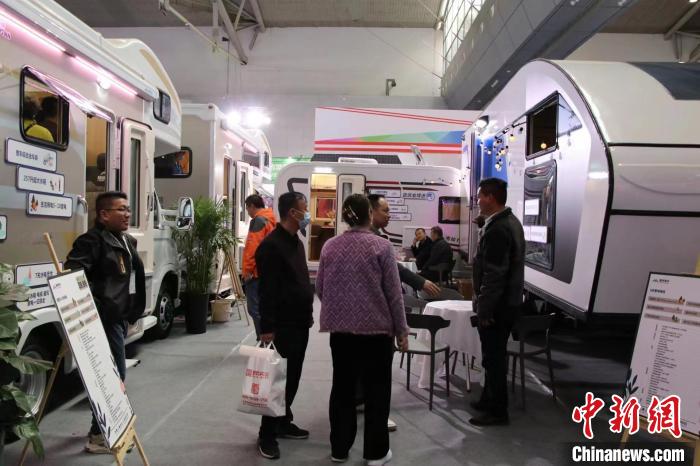 隨著新疆自駕游興起，房車(chē)成為本屆文化旅游產(chǎn)業(yè)交易博覽會(huì)上的熱門(mén)產(chǎn)品?！∑埨^鵬 攝