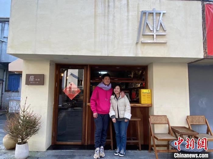 周玹益和郭琳琳。　林波 攝
