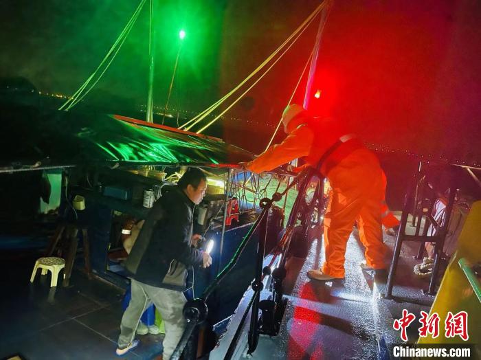 閩江口水域兩船相撞專業(yè)救助艇深夜緊急救助遇險漁民