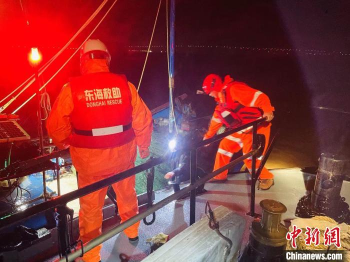 圖為東海救助局福州救助基地專業(yè)救助艇救助遇險漁民。　東海救助局供圖