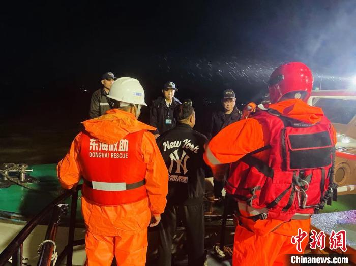 圖為東海救助局福州救助基地專業(yè)救助艇救助遇險漁民。　東海救助局供圖