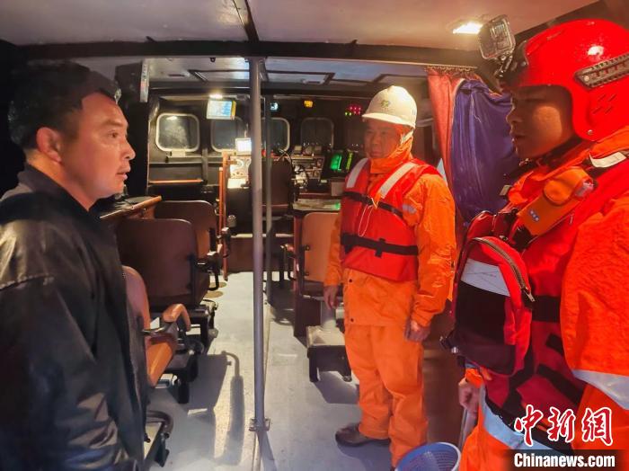 圖為東海救助局福州救助基地專業(yè)救助艇救助遇險漁民?！|海救助局供圖