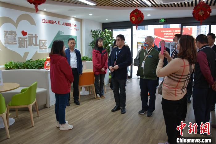圖為參訪團參觀濟南市建新社區(qū)?！五?攝