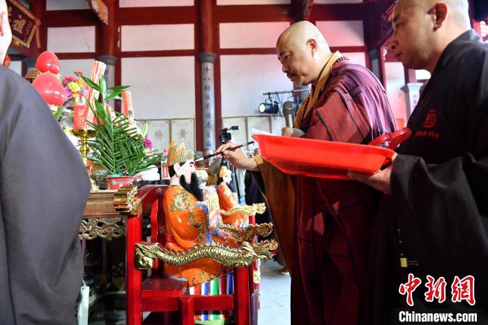圖為雪峰崇圣禪寺住持傳觀法師(右二)為閩王金身開光?！蚊?攝