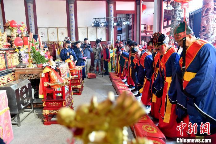 圖為兩岸宗親信眾共祭開閩三王?！蚊?攝