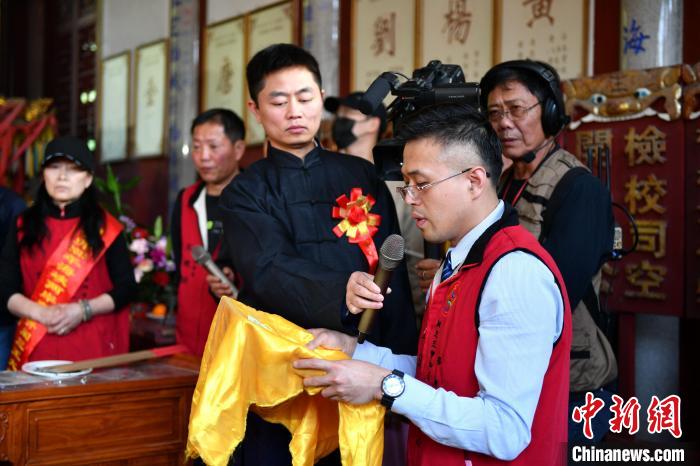 圖為福州市閩王王審知文化交流中心理事長(zhǎng)王詩潤(rùn)恭讀祝文?！蚊?攝