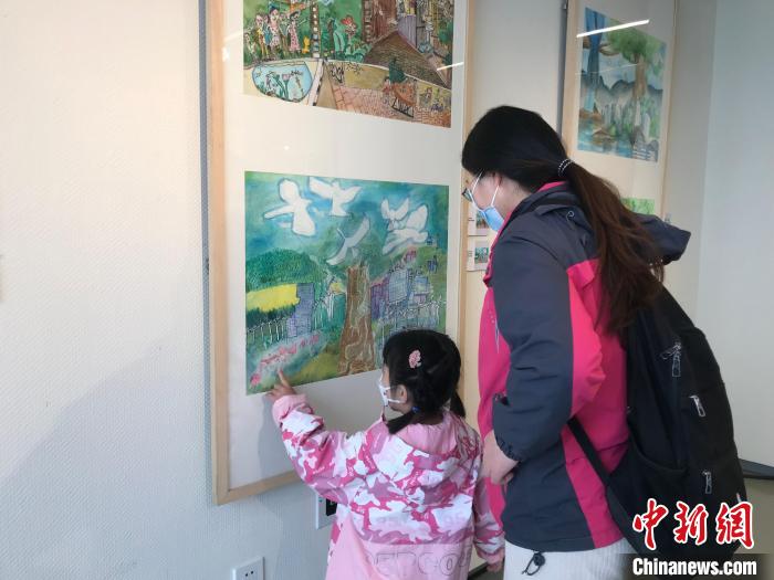 4月9日，“大灣區(qū)孩子們心目中的碳中和世界”繪畫(huà)作品展開(kāi)幕。圖為民眾在展品前駐足觀賞?！￡惤ㄐ?攝