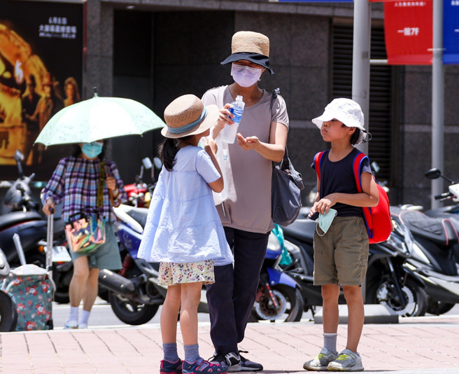由于風(fēng)向轉(zhuǎn)為東南風(fēng)，各地氣溫持續(xù)上升，臺灣南部山區(qū)有機(jī)會出現(xiàn)30度以上高溫。（圖源：臺灣“中時新聞網(wǎng)”）