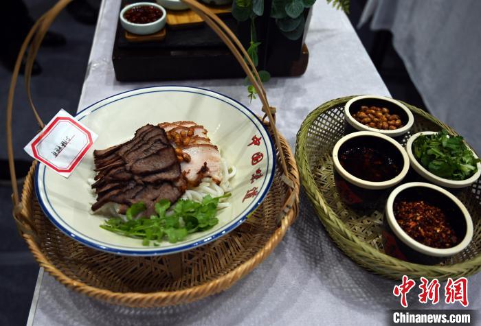 圖為選手制作的桂林米粉?！钪拘?攝