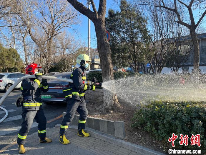 近日，北京東城消防組織轄區(qū)消防救援站積極開展楊柳絮清理濕化工作。　北京東城消防供圖