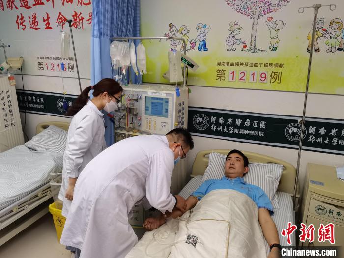 志愿者陳元在醫(yī)院進(jìn)行造血干細(xì)胞捐獻(xiàn)。　趙正陽 攝
