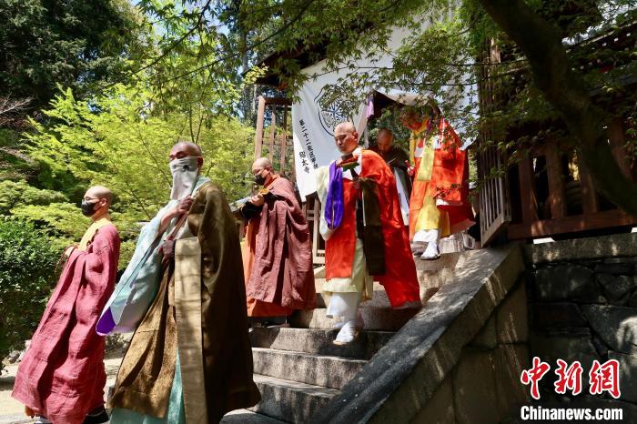 福建黃檗友好交流訪日團一行參加黃檗宗隱元禪師紀念法會禮拜祖塔?！「＝ǜＧ妩S檗山萬福寺 供圖
