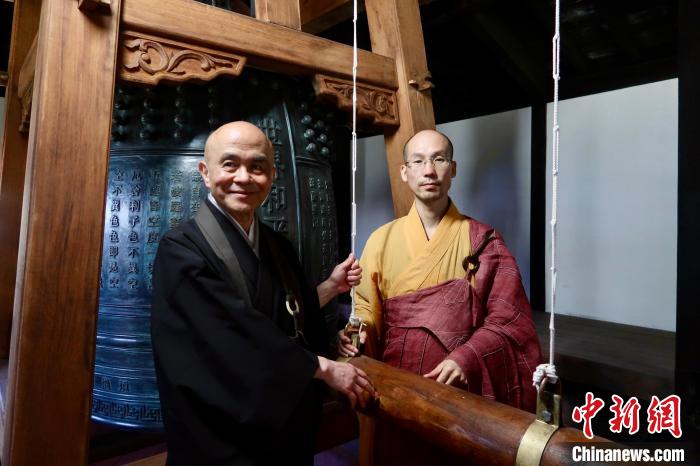 定明法師(右)與松尾長老(左)一起敲響和平鐘?！「＝ǜＧ妩S檗山萬福寺 供圖