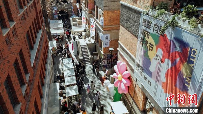 2023棉里·向美城市藝術(shù)節(jié)在天津五大道開幕?！≈鬓k方供圖