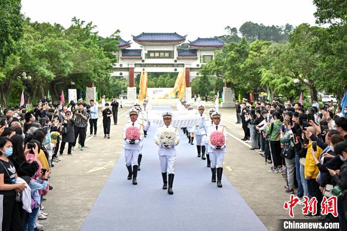 儀仗隊迎靈入園 陳驥旻 攝