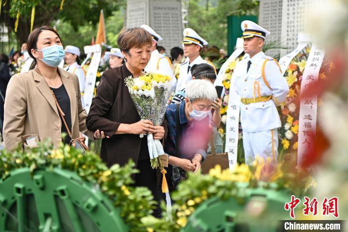 全體人員依次向捐獻者紀念碑敬獻鮮花 陳驥旻 攝