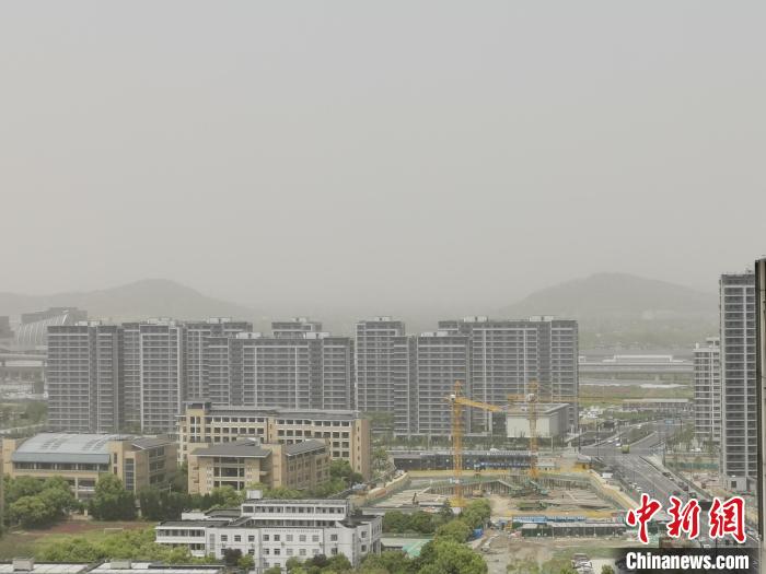 杭州市余杭區(qū)能見度較差?！⊥跻蒿w 攝