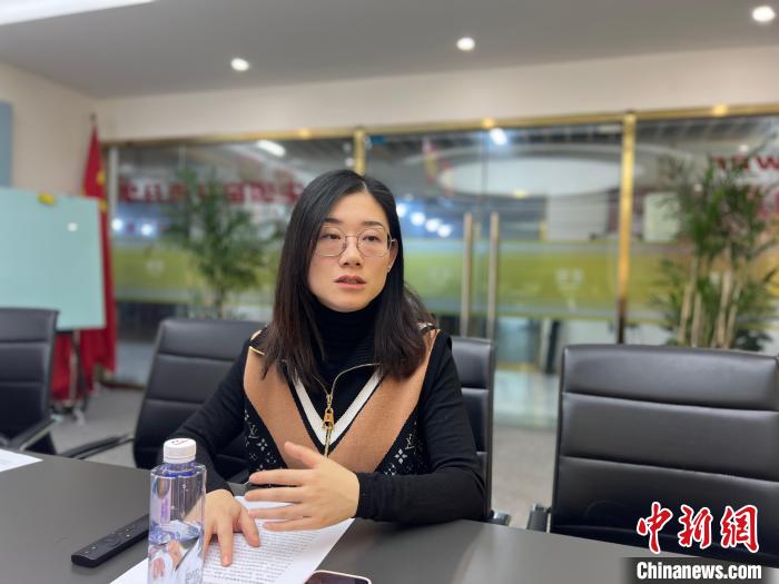 安徽省政協(xié)委員劉芳是一位銅陵媳婦。2012年，她從世界500強(qiáng)企業(yè)辭職，選擇與愛人回到銅陵創(chuàng)業(yè)?！Μ|瑋 攝