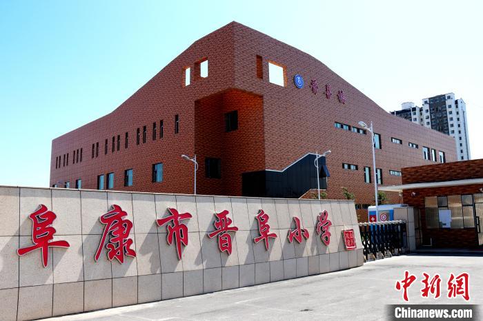 圖為山西援建的晉阜小學(xué)?！∩轿魇≡胺街笓]部供圖