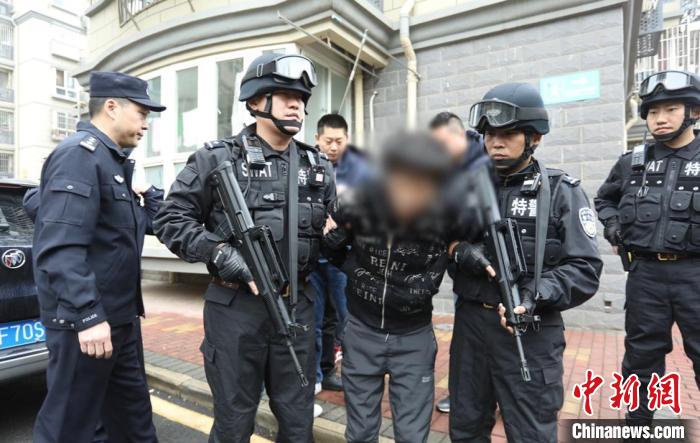 歷經(jīng)26年、數(shù)代刑警的接續(xù)攻堅(jiān)、不懈努力下，南京“1997·10·8”特大搶劫殺人案終于被警方偵破?！∧暇┚焦﹫D