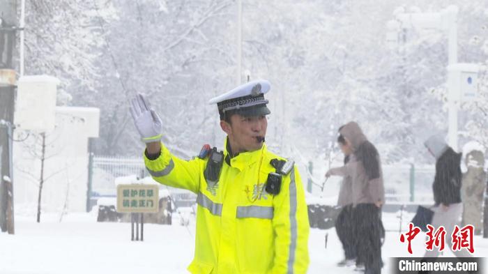 新疆阿勒泰市迎強降雪天氣