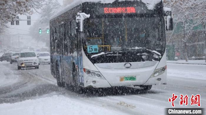 路面濕滑，車輛行駛緩慢?！√锒?攝