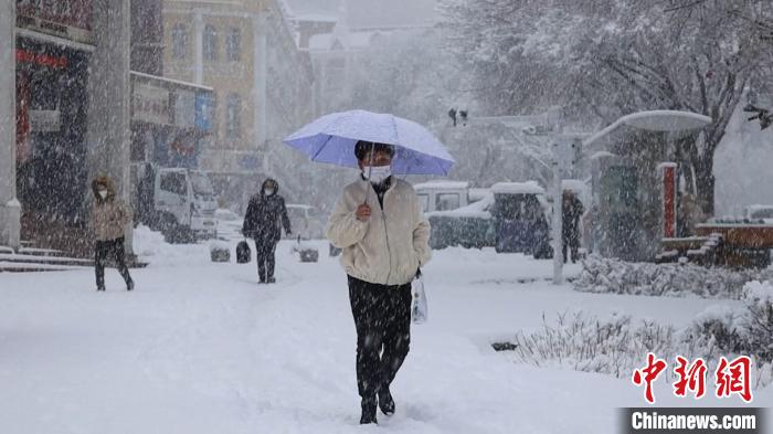 阿勒泰市民冒雪出行。　付浩東 攝