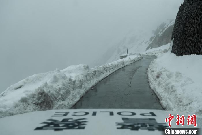 4月9日，西藏洛扎縣海拔4800多米切公拉山大雪，畫面左側(cè)便是懸崖?！〗w波 攝