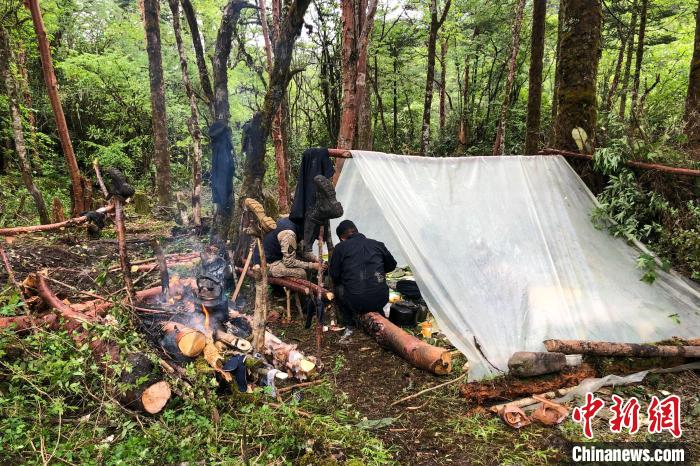 資料圖為2021年3月，拉郊邊境派出所德瑪龍4號臨時執(zhí)勤點(diǎn)的薄膜帳篷?！±歼吘撑沙鏊?供圖