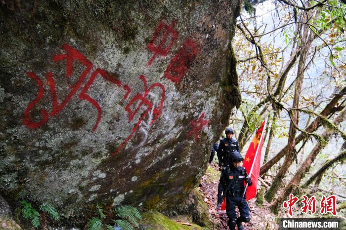 4月9日，拉郊邊境派出所移民管理警察在邊境地區(qū)進(jìn)行戍邊巡邏?！〗w波 攝