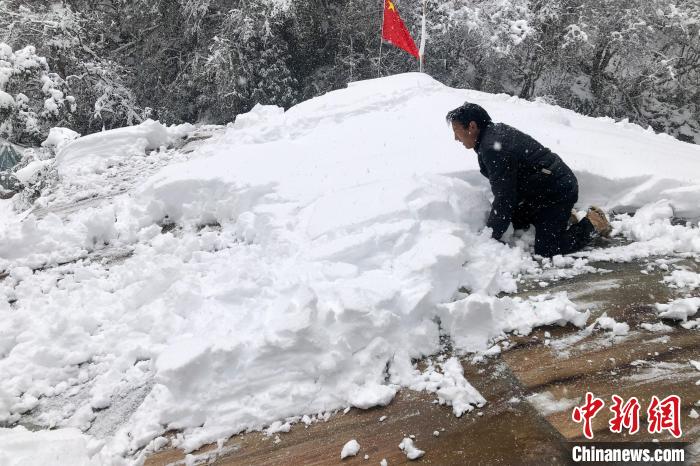 資料圖為2021年12月，戍邊執(zhí)勤人員清理德瑪龍6號執(zhí)勤點(diǎn)屋頂?shù)拇笱??！±歼吘撑沙鏊?供圖