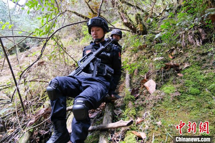4月9日，拉郊邊境派出所移民管理警察在邊境地區(qū)陡峭濕滑的山道上進(jìn)行戍邊巡邏?！〗w波 攝